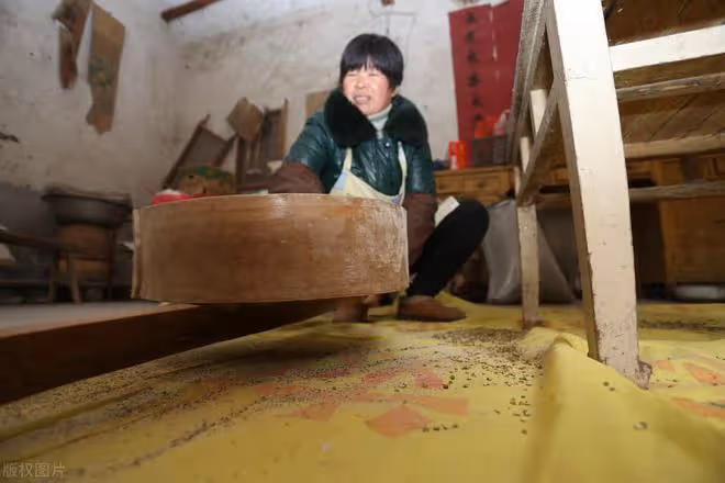 為嫁給小三，逼原配離婚，54歲女子「狠」起來不輸年輕人