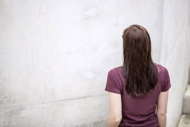 為嫁給小三，逼原配離婚，54歲女子「狠」起來不輸年輕人