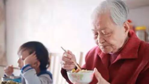 新型啃老出現了？父母還被蒙在鼓裡，反而認為孩子努力上進
