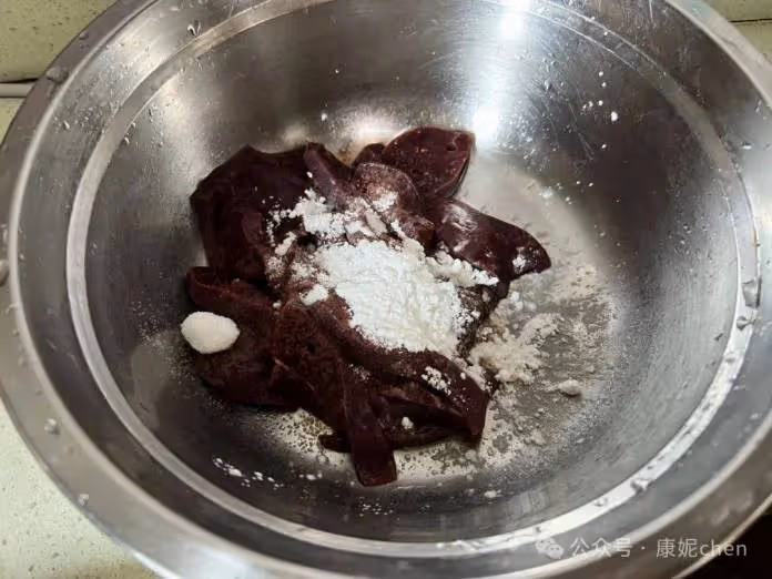 豬身上最補血的部位！很多人卻不喜歡「女人應該多吃」　「搭配一味春天菜」煮湯：美味補氣血