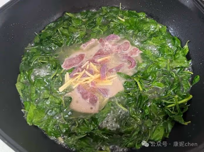 豬身上最補血的部位！很多人卻不喜歡「女人應該多吃」　「搭配一味春天菜」煮湯：美味補氣血