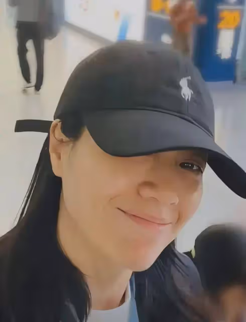 朱丹帶一兒一女坐高鐵，塑料袋裝橘子，3歲兒子吃2元餅乾太節儉！