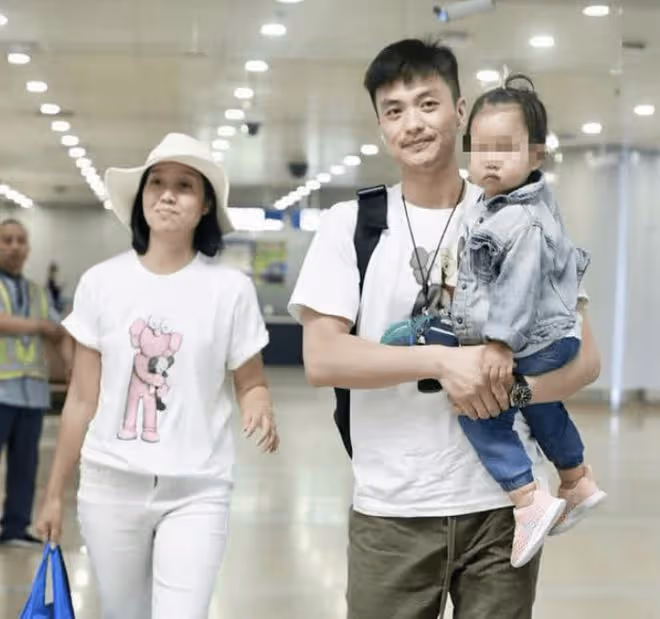 朱丹帶一兒一女坐高鐵，塑料袋裝橘子，3歲兒子吃2元餅乾太節儉！