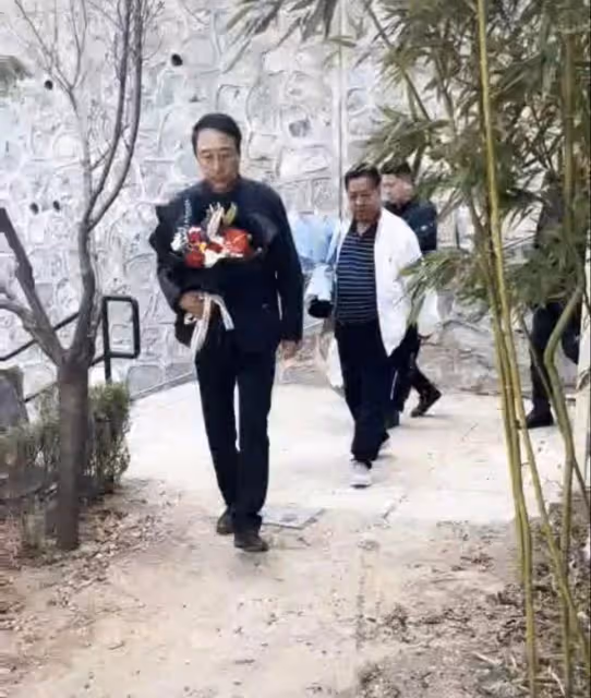 馮鞏攜徒弟祭拜恩師馬季！賈玲缺席遭質疑，不掃墓前塵被諷做樣子