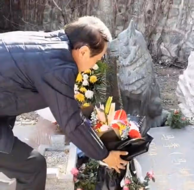 馮鞏攜徒弟祭拜恩師馬季！賈玲缺席遭質疑，不掃墓前塵被諷做樣子