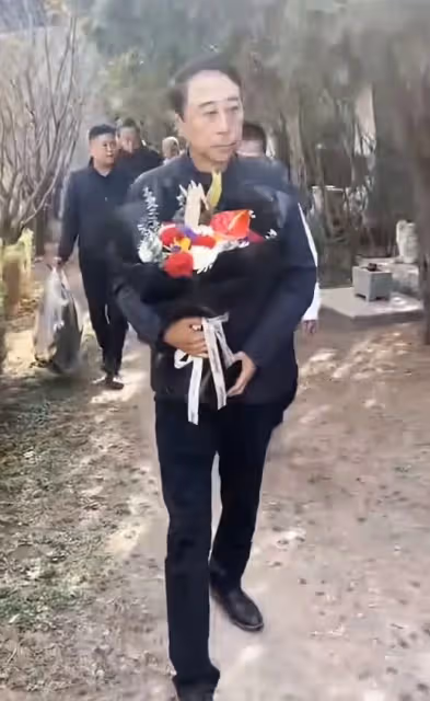馮鞏攜徒弟祭拜恩師馬季！賈玲缺席遭質疑，不掃墓前塵被諷做樣子