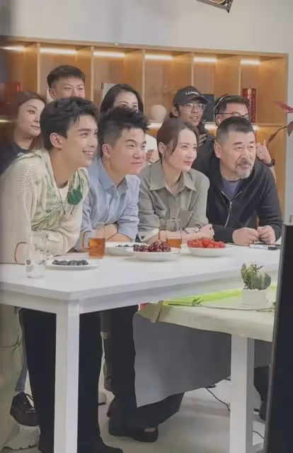 就憑和董宇輝合影的這張照片，必須給吳磊上大分，謙虛又體貼！
