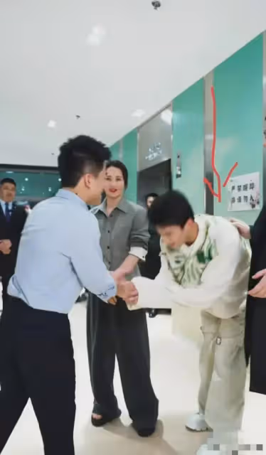 就憑和董宇輝合影的這張照片，必須給吳磊上大分，謙虛又體貼！