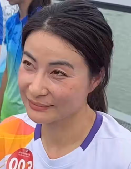 43歲郭晶晶被質疑不好看，笑起來眼睛睜不開，但這一點她贏了