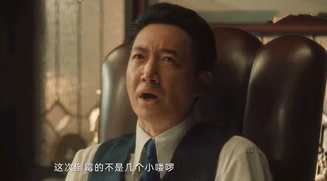 《追風者》直到蔣送匕首暗示，沈圖南才發現，魏若來比自己幸運