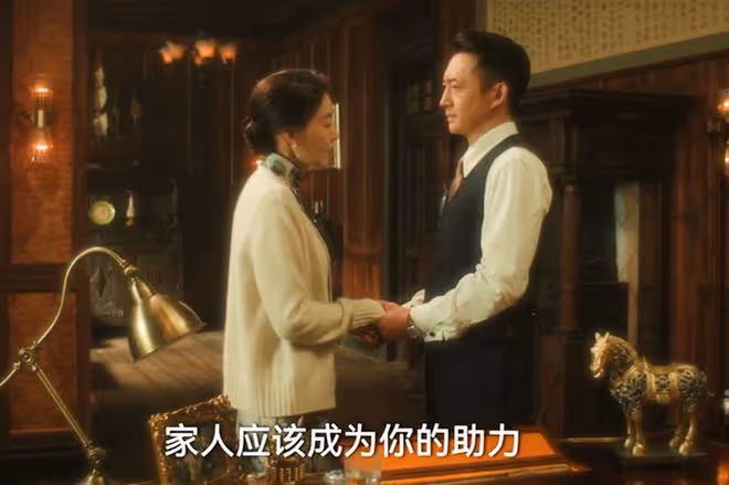 《追風者》直到蔣送匕首暗示，沈圖南才發現，魏若來比自己幸運