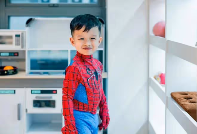胡杏兒慶小兒子滿3歲，蜘蛛俠派對熱鬧隆重，一家五口同框超幸福