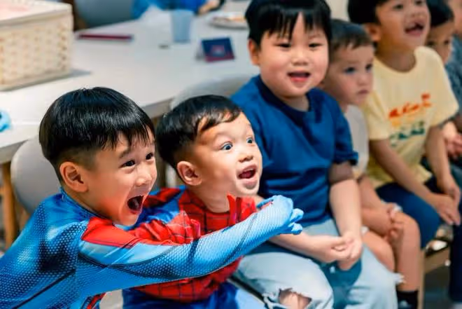 胡杏兒慶小兒子滿3歲，蜘蛛俠派對熱鬧隆重，一家五口同框超幸福
