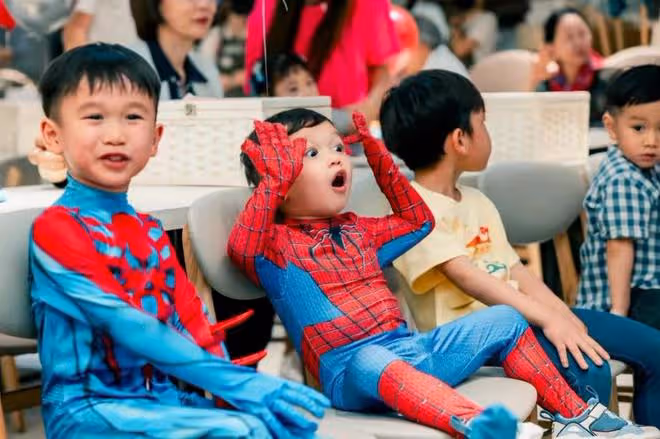 胡杏兒慶小兒子滿3歲，蜘蛛俠派對熱鬧隆重，一家五口同框超幸福