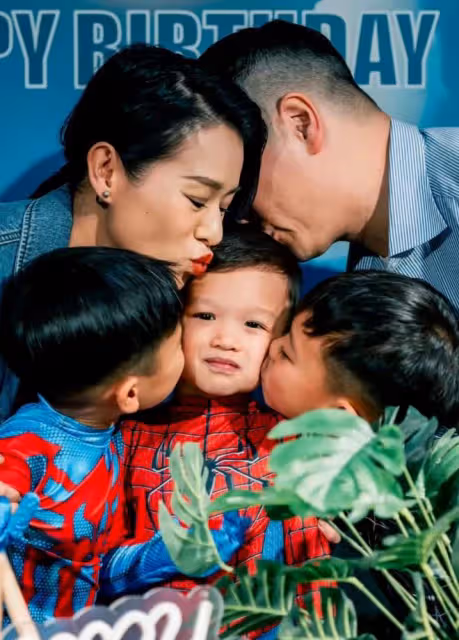 胡杏兒慶小兒子滿3歲，蜘蛛俠派對熱鬧隆重，一家五口同框超幸福