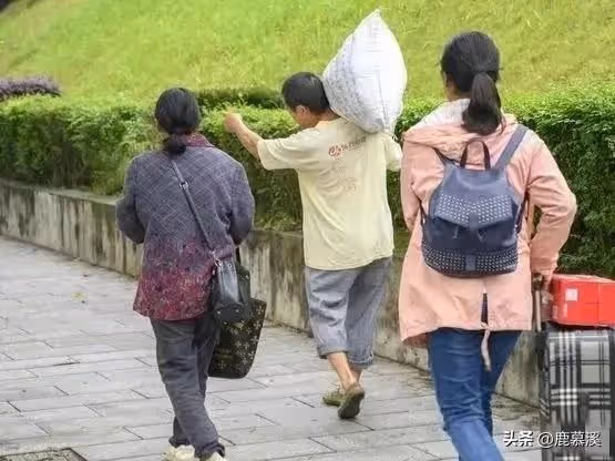 媽媽早走，我從小被舅舅、舅媽帶大！ 舅媽病了不肯通知我「我趕忙悄悄帶4萬塊去看她」，剛到病房外「傳來她和舅舅吵架聲」一聽內容我馬上改變心意