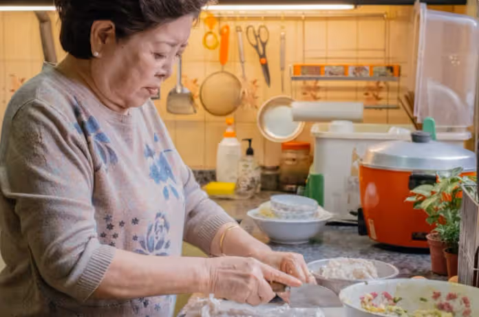 舅舅把我當女兒疼！他辦70歲壽宴「我請母親轉交6千元紅包」，表弟卻氣沖沖說沒收到！「一查禮金簿」又氣又委屈：誰能想得到…