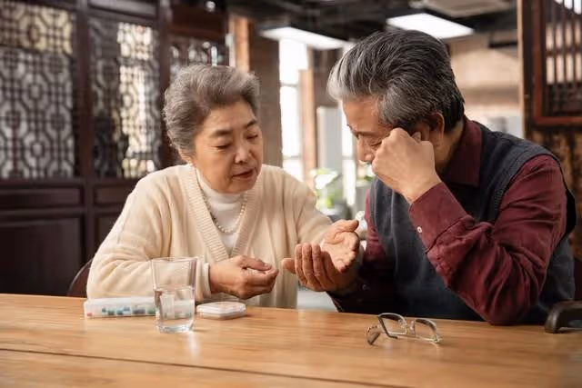 公公最近凌晨11點才回家，婆婆發現不明說，直到有天我撞見他出軌40歲女人，回家不張揚「悄悄做了3件事」