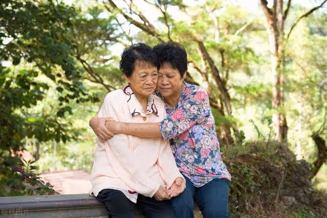 鄰居阿姨是單親媽媽，我爸媽主動提議「讓她兒子天天來我家吃飯」！我們每天一起吃飯、唸書情同兄弟，上大學後他們搬走了，我們就此失聯… 10年後...