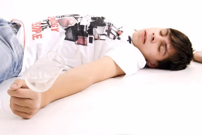 女子準備給男友過生日，等來的卻是，男友跟別的女人醉倒在床上