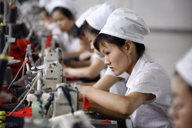 女子準備給男友過生日，等來的卻是，男友跟別的女人醉倒在床上