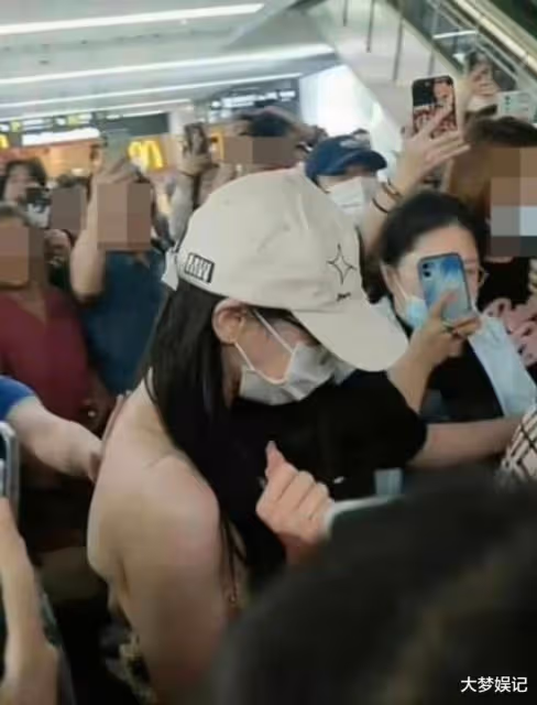 迪麗熱巴拍攝現場遭「私生飯摸手臂」！粉絲怒斥：和騷擾沒區別
