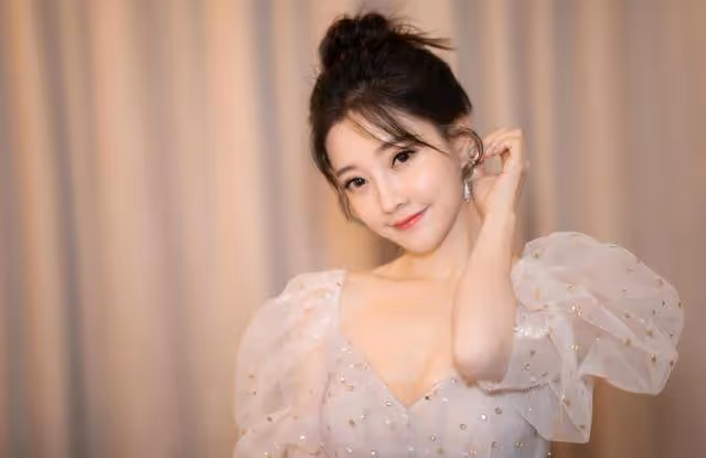 馮提莫曬出泳裝照，身材豐滿皮膚令人羨慕