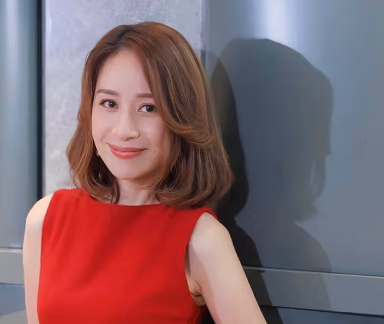 香港女星49歲生日狀態凍齡,皮膚緊緻少女味濃,遭老公家暴險離婚