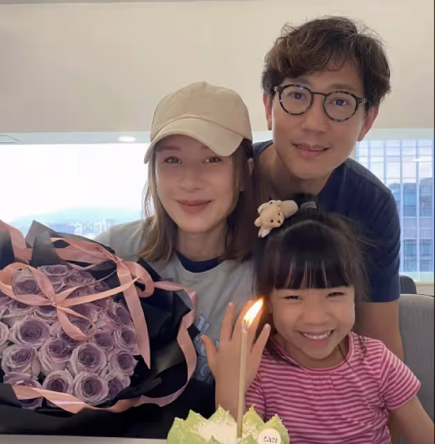 香港女星49歲生日狀態凍齡,皮膚緊緻少女味濃,遭老公家暴險離婚