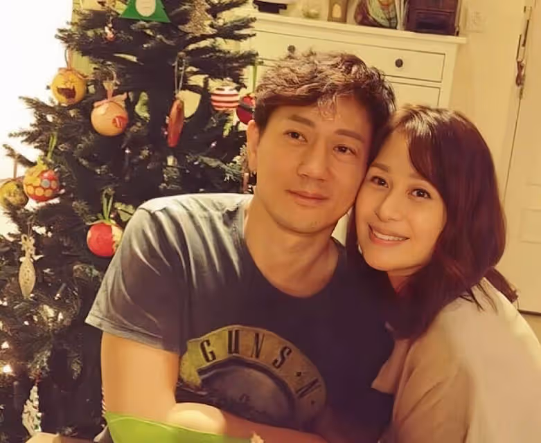 香港女星49歲生日狀態凍齡,皮膚緊緻少女味濃,遭老公家暴險離婚