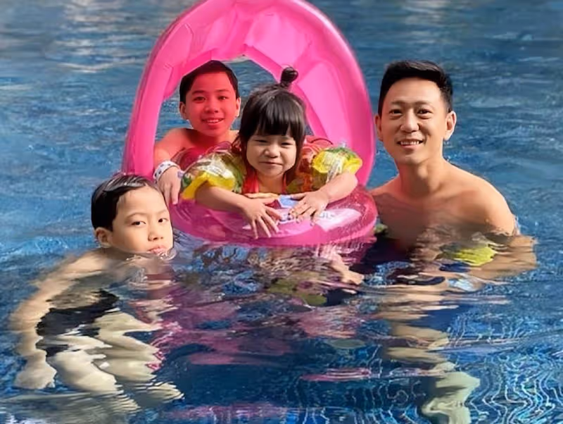 香港女星49歲生日狀態凍齡,皮膚緊緻少女味濃,遭老公家暴險離婚