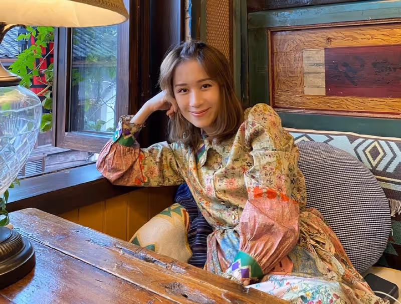 香港女星49歲生日狀態凍齡,皮膚緊緻少女味濃,遭老公家暴險離婚