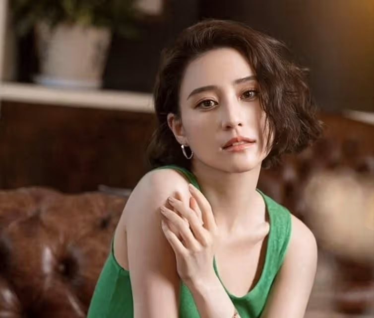 何超蓮早起為賭王掃墓,母親陳婉珍穿著低調,兩名保姆攙扶上山