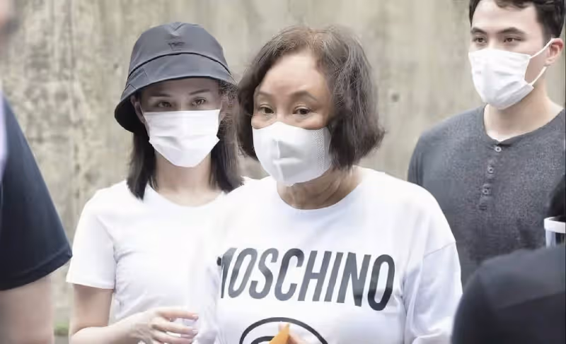 何超蓮早起為賭王掃墓,母親陳婉珍穿著低調,兩名保姆攙扶上山