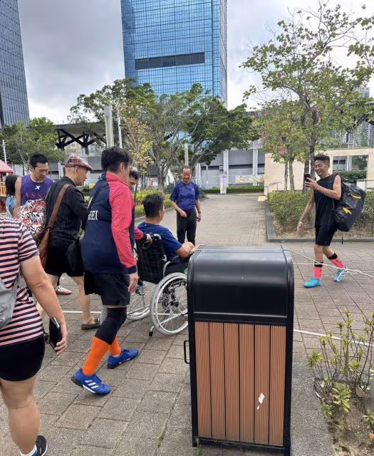 擔心!知名港星黃日華坐輪椅出行,因比賽受傷,否認將終身不娶