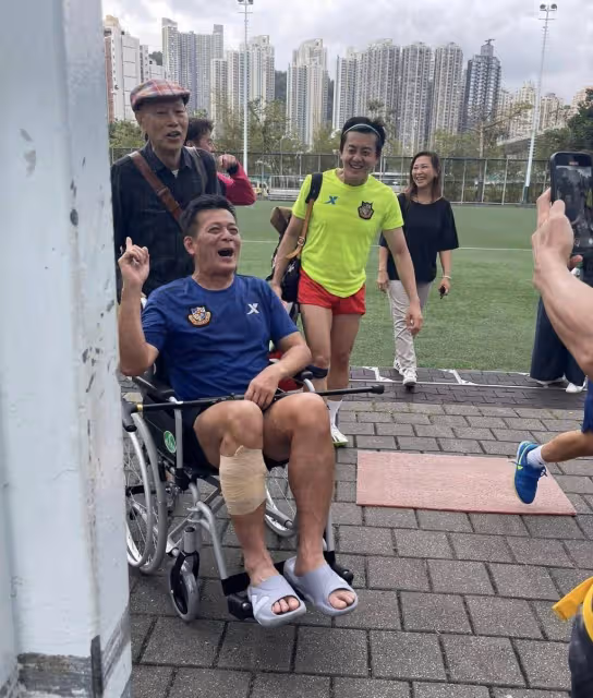 擔心!知名港星黃日華坐輪椅出行,因比賽受傷,否認將終身不娶
