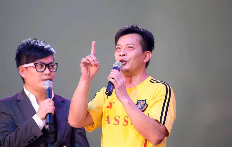 擔心!知名港星黃日華坐輪椅出行,因比賽受傷,否認將終身不娶