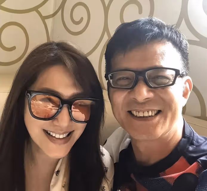 擔心!知名港星黃日華坐輪椅出行,因比賽受傷,否認將終身不娶
