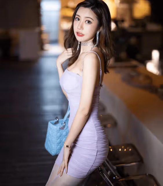 市麗人阿莉的時尚穿搭:淺紫倩影,盡顯優雅魅力!!!