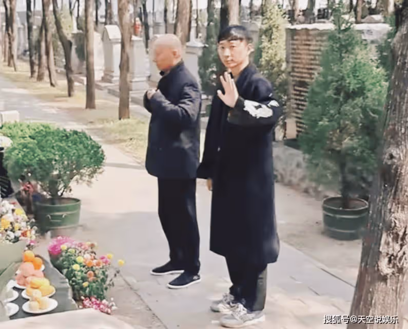 陳佩斯帶兒子掃墓照流出，拍攝者惹爭議！35歲陳大愚舉動令人稱讚