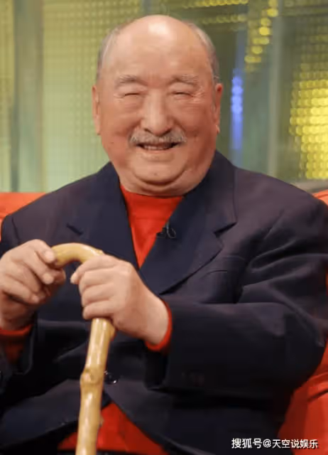 陳佩斯帶兒子掃墓照流出，拍攝者惹爭議！35歲陳大愚舉動令人稱讚