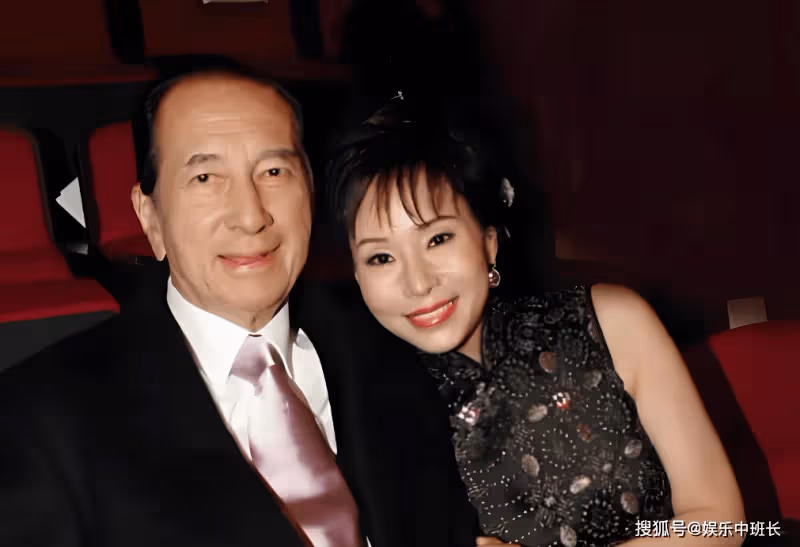 何超蓮一早為賭王掃墓，三太陳婉珍體力不支，需兩個保姆攙扶上山