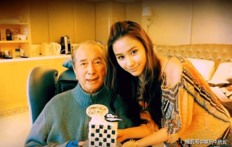 何超蓮一早為賭王掃墓，三太陳婉珍體力不支，需兩個保姆攙扶上山