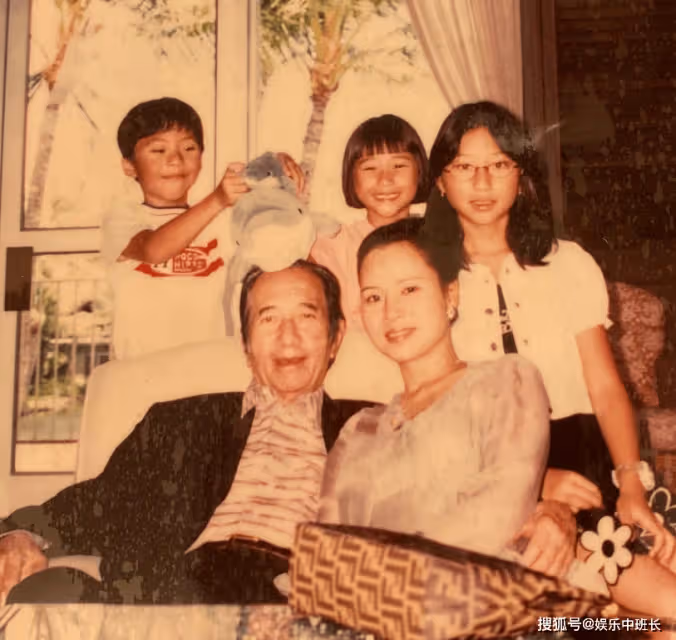 何超蓮一早為賭王掃墓，三太陳婉珍體力不支，需兩個保姆攙扶上山