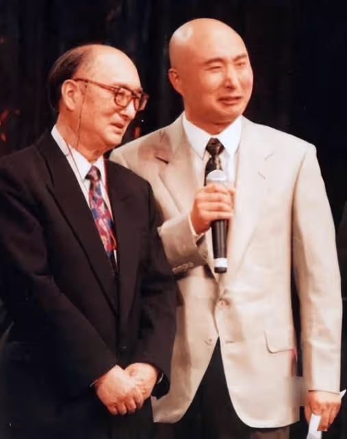 陳佩斯攜兒子祭拜父親！與馮鞏形成鮮明對比，陳大愚動作惹稱讚
