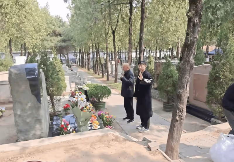 陳佩斯攜兒子祭拜父親！與馮鞏形成鮮明對比，陳大愚動作惹稱讚