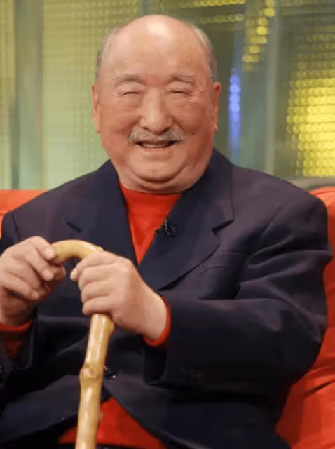 陳佩斯攜兒子祭拜父親！與馮鞏形成鮮明對比，陳大愚動作惹稱讚
