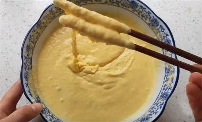 半碗玉米面,半碗麵粉,手不沾面,比油條好吃又簡單,家常的味道