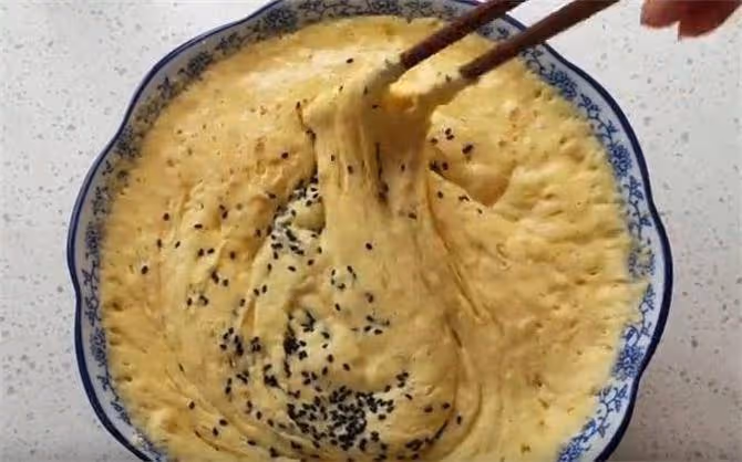 半碗玉米面,半碗麵粉,手不沾面,比油條好吃又簡單,家常的味道