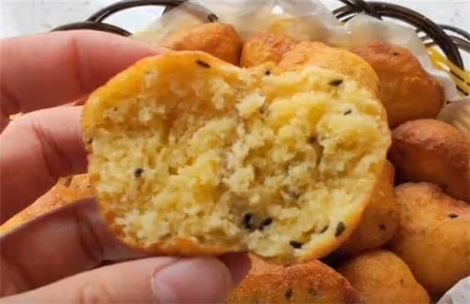 半碗玉米面,半碗麵粉,手不沾面,比油條好吃又簡單,家常的味道